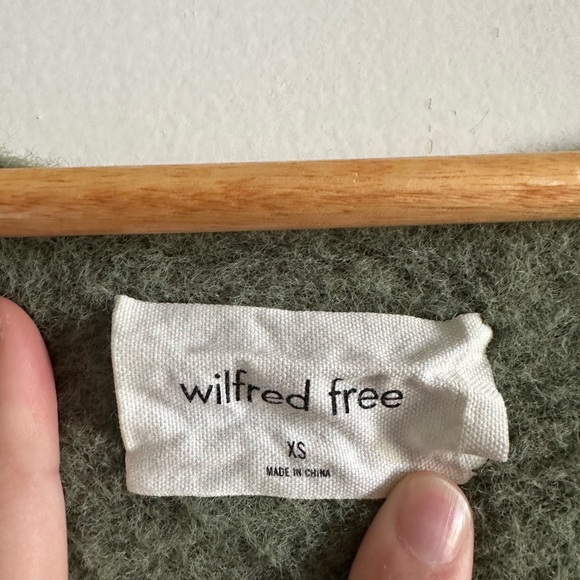 Aritzia Wilfred Free Green Hush Knit V-Neck Sweater size XS - Picture 7 of 9